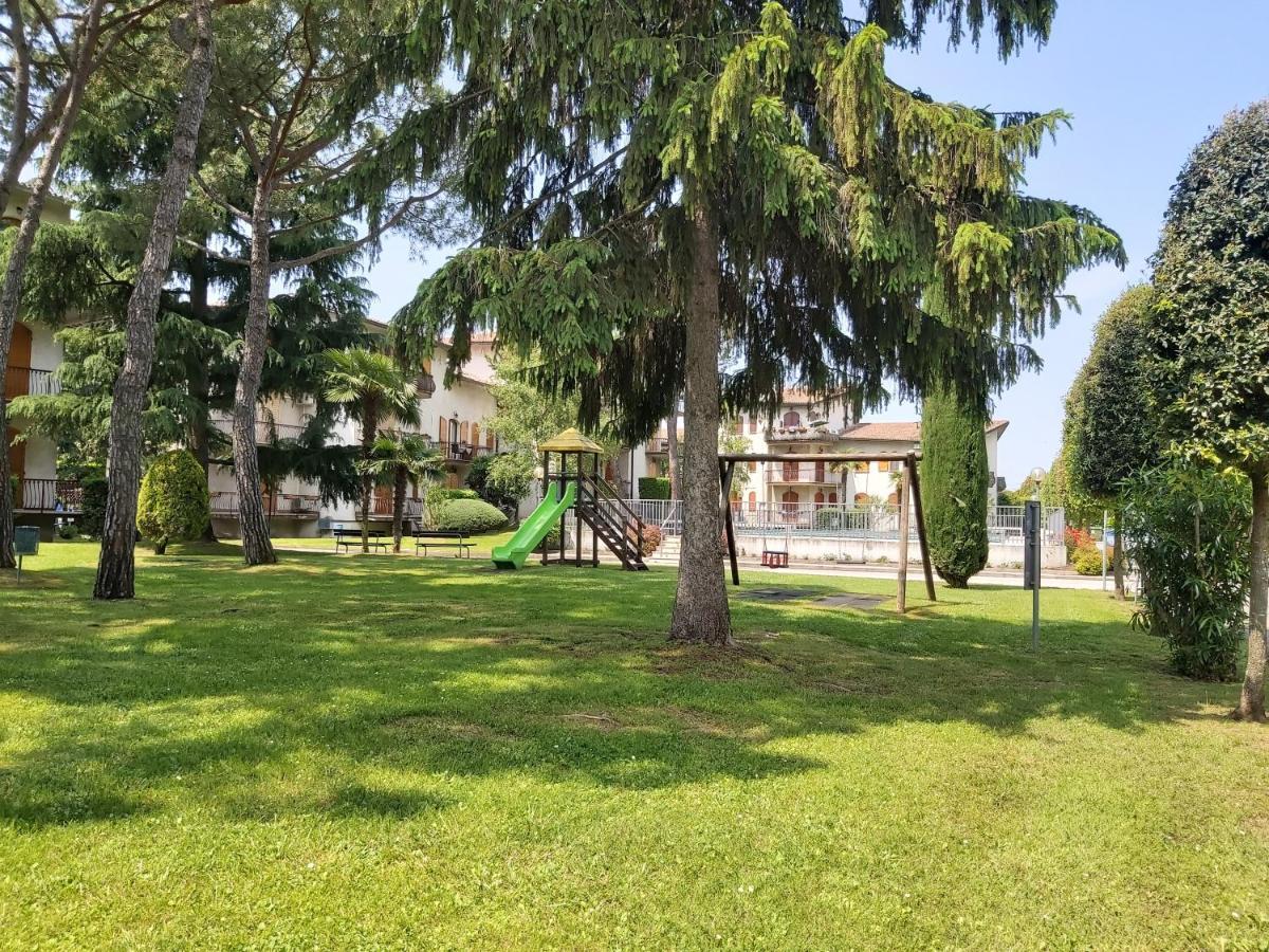 I Limoni Bilocale In Residence Con Piscina Peschiera del Garda Bagian luar foto