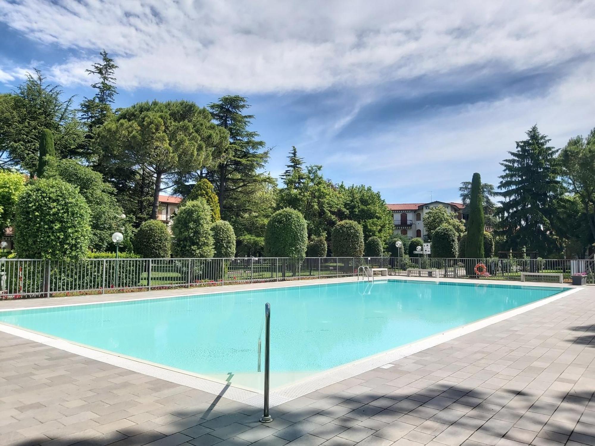 I Limoni Bilocale In Residence Con Piscina Peschiera del Garda Bagian luar foto